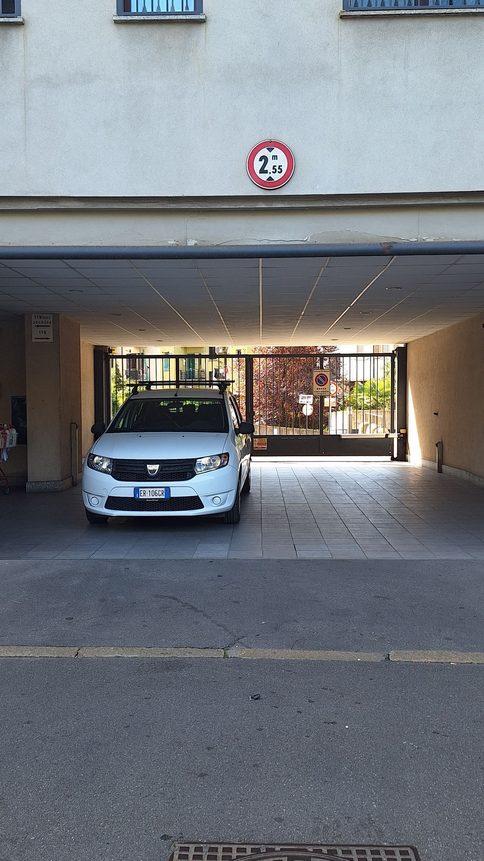Ingresso carraio del condominio dalla strada