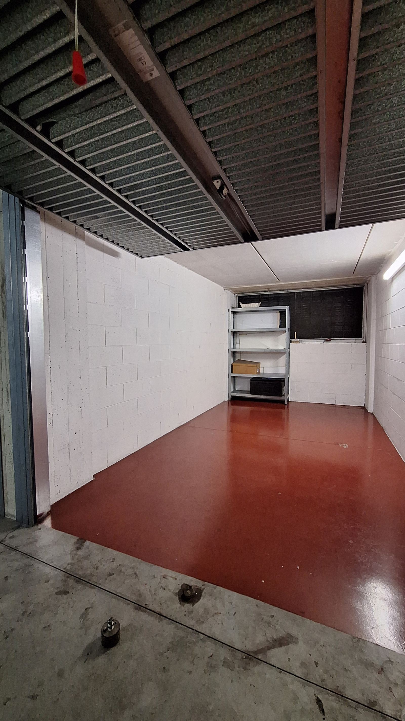 Interno del box angolo con scaffale