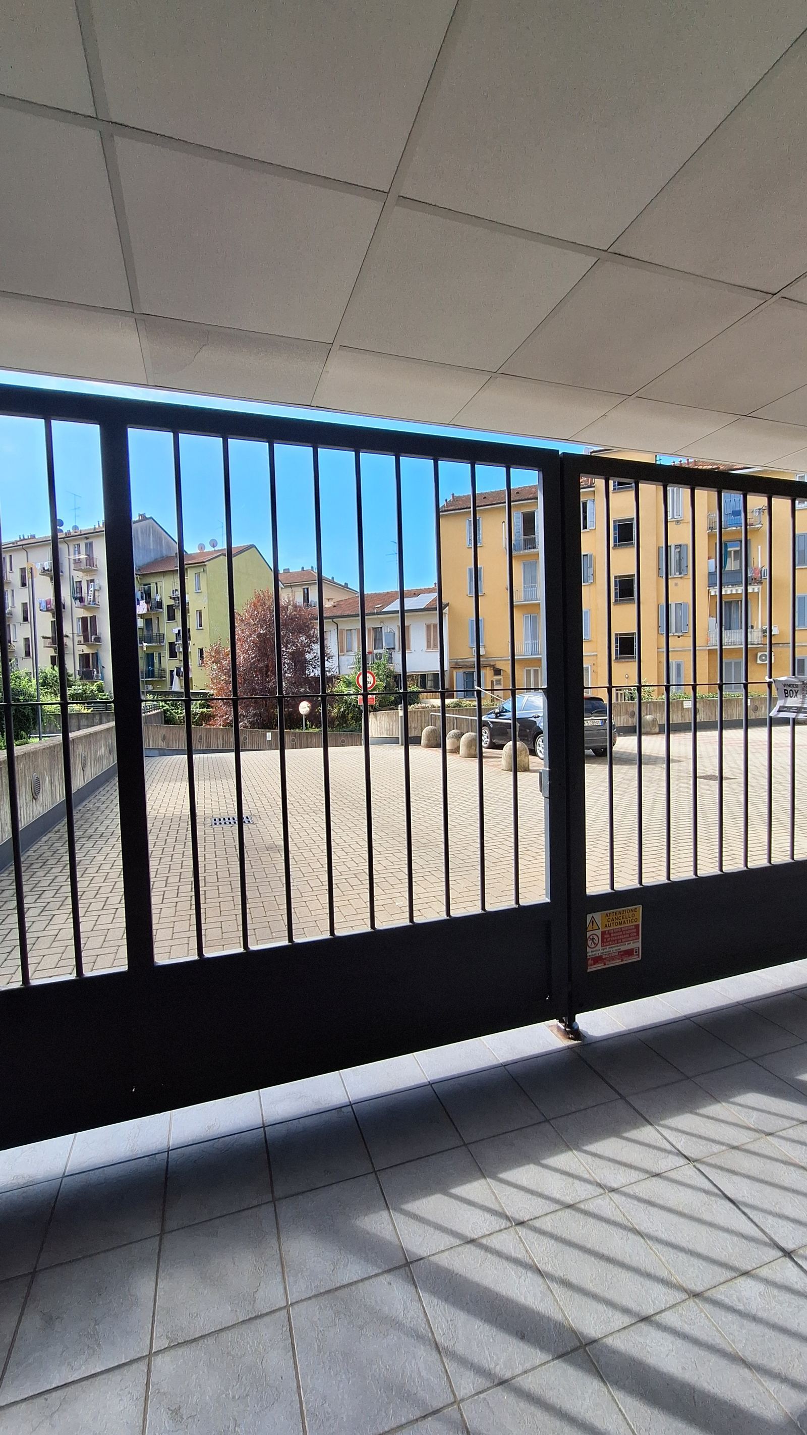 Vista dal cancello verso il cortile interno