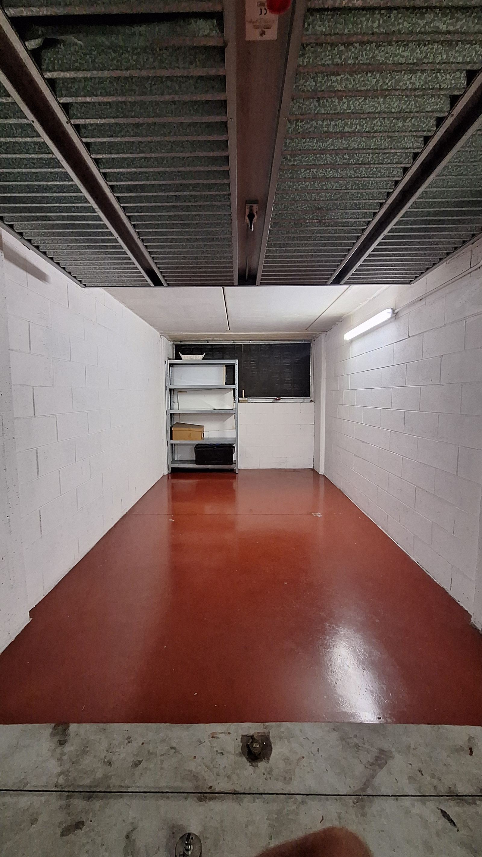 Interno del box vista dal fondo
